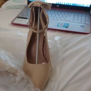 Jolimall sued beige women's heels sz 10